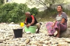 Miris! Kekeringan Landa Madina, Warga Terpaksa Menggali Sungai Demi Mendapatkan Air Bersih