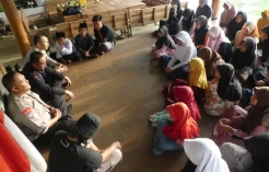 Bikin Terenyuh, Aipda Ade Gunawan 16 Tahun Santuni Anak-anak Kurang Mampu di Sawangan Banyumas