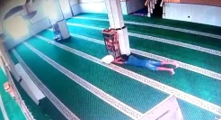 Viral Video Pencurian Kotak Amal Mesjid, Pelaku Tiarap Bak Pasukan Tempur