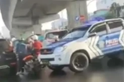 Viral, Mobil Patwal Polisi Tabrak Pemotor di Makassar