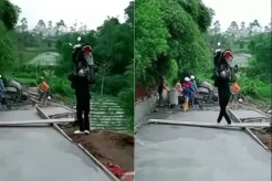 Viral! Hindari Jalan Dicor, Pria Ini Nekat Gendong Motor di Bahu
