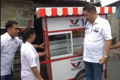 Peduli UMKM dan Kesejahteraan Rakyat, Perindo Bagikan Gerobak di Bitung