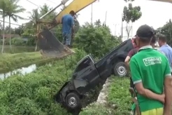 Tidur saat Mengemudi, Wanita di Wajo Bawa Mobilnya Terjun ke Parit