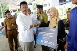 Bantu 1.176 Nelayan Kecil, Wali Kota Batam Serahkan Paket Bahan Pokok Gratis