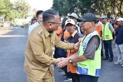 Serahkan Seragam Baru Jukir, Pj Wali Kota Salatiga: Harus Ramah dalam Pelayanan