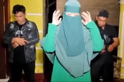 Gempar! Seorang Perempuan Terekam Jadi Imam Salat dengan Makmum Pria