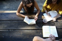 Novel-Novel yang Wajib Dibaca saat Usia Remaja