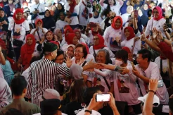 Respons Ganjar Pranowo setelah Dapat 9 Mandat dari Emak-Emak di Surabaya