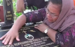 Tangis Keluarga Mendiang Brigadir Yosua Pecah di Pusara Pemakaman