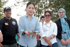 Angela Tanoesoedibjo Lepas Tukik Sisik di Pantai Sunrise: Jadi Daya Tarik Wisatawan