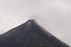 Kawah Gunung Karangetang Masih Mengepulkan Asap Putih