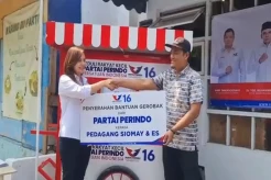 Bacaleg Partai Perindo Eva Mutia Bagikan 9 Gerobak untuk UMKM di Bogor