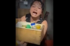 Viral Aksi Heroik Emak-emak...