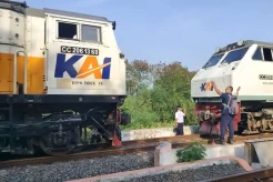 Kereta Barang Mogok 3 Jam di Cirebon, Aktivitas Warga Terganggu