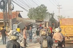 Truk Terbalik Timpa Rumah Makan, 5 Orang Terkubur Bata Hebel