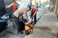 Wanita Berpakaian Seksi...