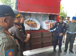 Cegat Truk di Tol Banyumanik,...