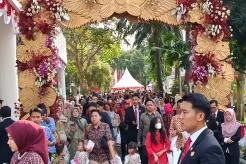 Warga Antusias Ikut Upacara Penurunan Bendera 17 Agustus di Istana Merdeka