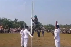 Aksi Heroik Sertu Ahmadi Panjat Tiang Bendera untuk Perbaiki Tali Lepas saat Upacara HUT Ke-78 RI