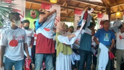 Lepas Kaus Bergambar Prabowo, Ratusan Relawan di Lombok Ramai-ramai Deklarasi Dukung Ganjar