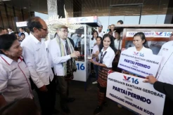 HT Serahkan Bantuan Gerobak Perindo kepada Pelaku UMKM di Kupang