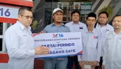 Pimpin Rapat Konsolidasi Perindo Kalsel, HT Serahkan Gerobak ke Pedagang di Banjarmasin