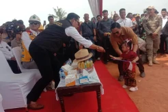 Diserbu Ratusan Emak-emak, Gubernur Jabar Ridwan Kamil dan Bupati Karawang Cellica Saling Mendoakan
