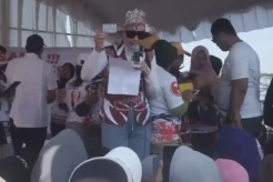 Meriah! Venna Melinda Senam Bersama Ratusan Ibu-ibu di Blitar