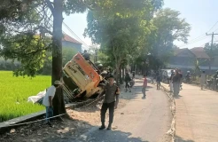 Truk Pengangkut Pupuk Terguling Timpa Sepeda Motor di Banyuresmi Garut