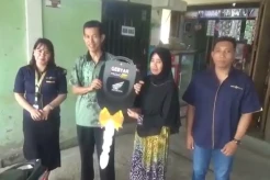 MNC Finance Serahkan Hadiah Motor untuk Nasabah Gold di Kendari