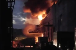 Gudang Ban dan Oli Terbakar, Petugas Dobrak Pintu Pakai Alat Berat