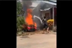 Konyol! Pompa Mobil Pemadam Kebakaran Macet, Petugas Terpaksa Lakukan Pemadaman Secara Manual