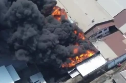 Hampir 5 Jam, Pemadam Berhasil Memblokir Api di Pabrik Sendal Kapuk Muara