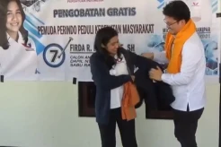 Dukung Bacaleg Firda Riwu Kore, Michael Victor Sianipar Sematkan Jaket Pemuda Perindo
