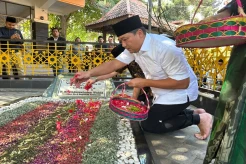 Mantan Mendag Lutfi Datangi Pesantren dan Ziarah Pendiri NU di Jatim