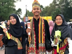 Unik, Penonton Konser SMTOWN di GBK Kenakan Batik dan Pakaian Tradisional