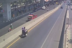 Konyol! 2 Gadis Naik Motor Lawan Arah di Tol Layang Pettarani Makassar
