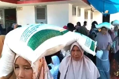 Harga Beras Mahal, Ratusan Emak-emak di Madina Rela Antre di Kantor Pos