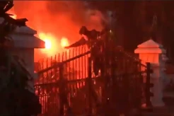 Gedung Sate Memanas! Massa Mahasiswa Bakar Ban dan Lempar Bom Molotov