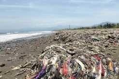 Sampah Menggunung di Pantai Cibutun, DLH Sukabumi Akui Butuh Alat Berat untuk Membersihkan