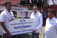Terima Gerobak Perindo dari Hary Tanoesoedibjo, Pedagang Kecil di Kalimantan Utara Tersenyum Semringah