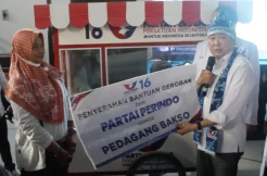 Serahkan Gerobak Perindo ke Pedagang Bakso di Palu, HT: Semoga Meningkat Penghasilannya