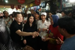 Hary Tanoe dan Liliana Tanoesoedibjo Hadiahi Keluarga Buruh Cuci Steam Mobil, Beri Warung hingga Beasiswa S1 Anak