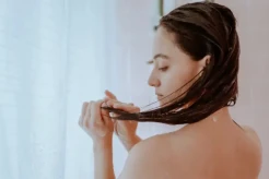 5 Cara Mengatasi Rambut Berminyak, Gak Perlu ke Salon