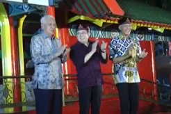 Peringatan Milad Ke-21, Masjid Muhammad Cheng Hoo Berikan Peci kepada HT dan Ganjar
