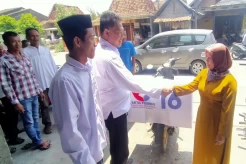 Pedagang Jamu Keliling di Demak Semringah Terima Gerobak Perindo