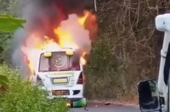 Korsleting, Minibus Ramdani Ludes Terbakar di Maumere