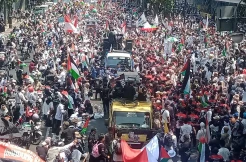 Bela Palestina, Massa Bentangkan Bendera Raksasa di Pusat Perbelanjaan Bandung