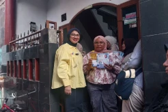 Caleg Perindo Alva Bagikan Minyak Goreng di Kalibata, Warga: Semoga Jadi Anggota DPRD DKI