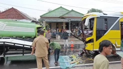 Kecelakaan Truk Tangki vs Bus Adu Banteng di Bangka Tengah, 2 Sopir Luka Berat